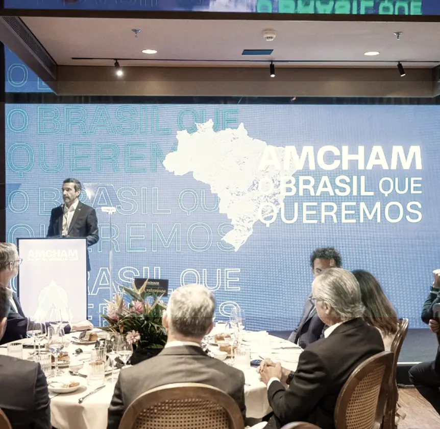 Encontro empresarial da Amcham com lideranças reunidas em torno da mesa