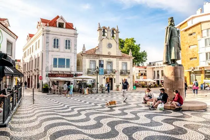 Praça urbana em destino turístico
