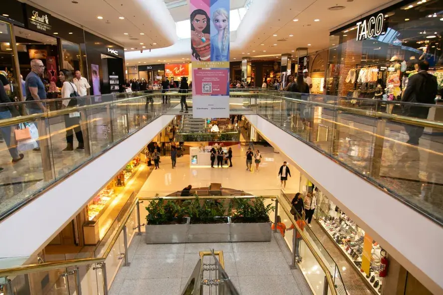 Vista interna de shopping center