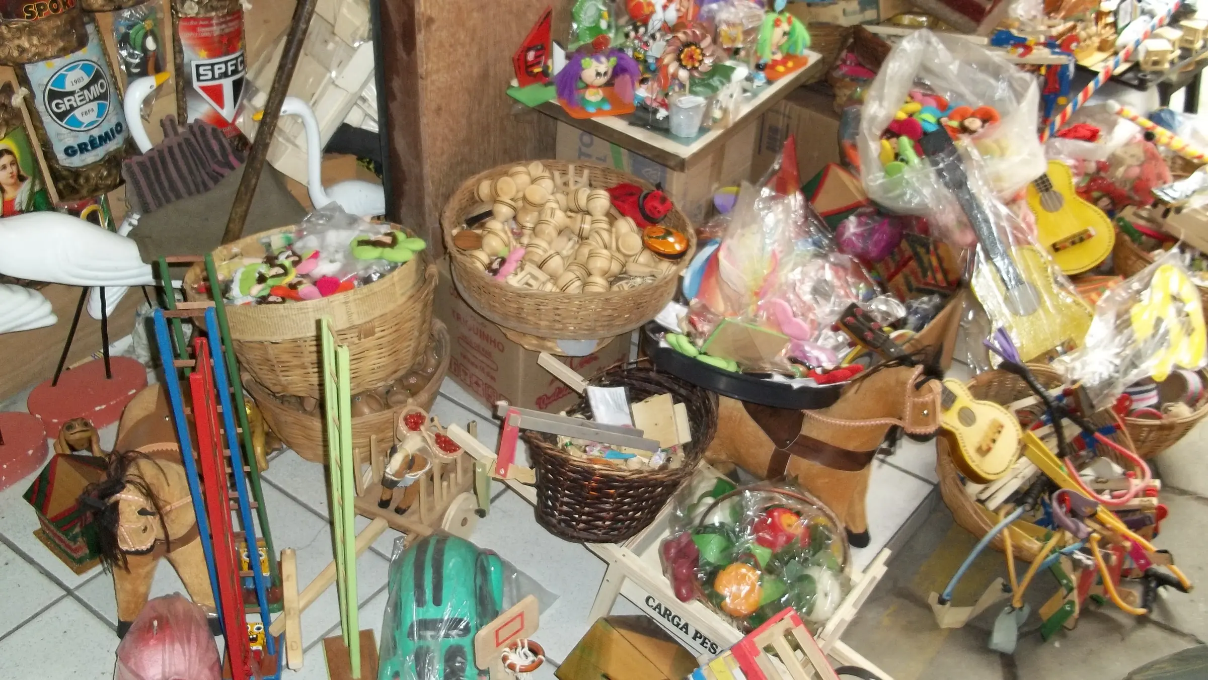 Objetos e brinquedos de artesanato popular na Feira de Caruaru